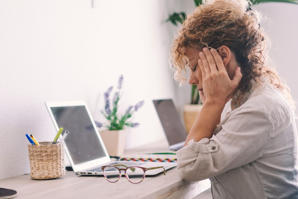 personne active ressentant du stress au travail